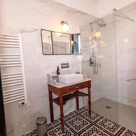 בית נופש Des Rousseles - Climatisation, Spa, Jardin גיילאק